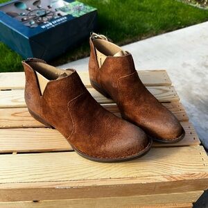 pair of Born Kerri women's ankle boots in a tobacco distressed suede finish nwt
